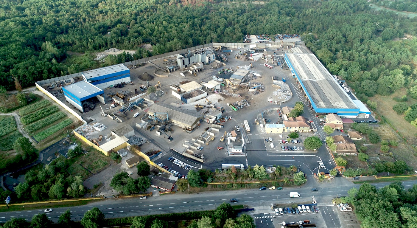 Vue aérienne sur le site du Pian-Médoc qui recycle les ferrailles et les métaux non ferreux proche de Bordeaux